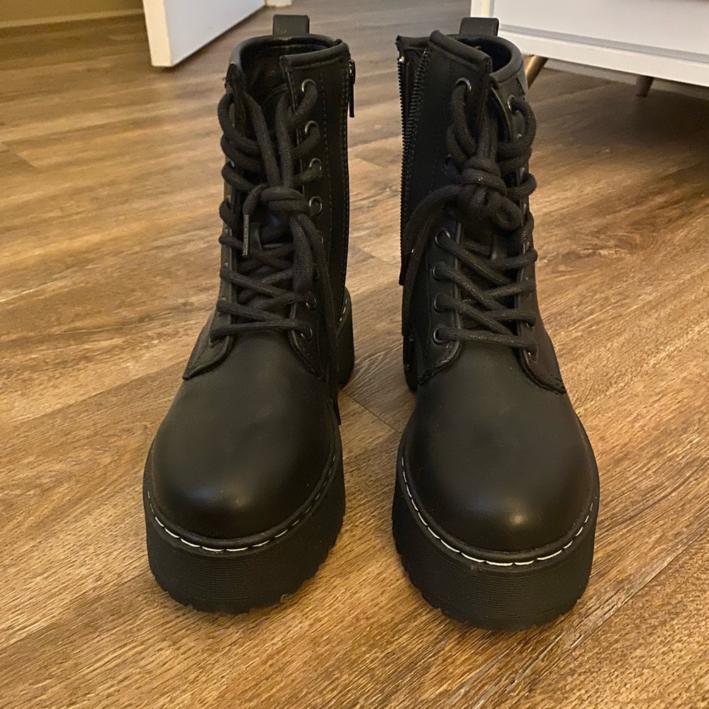 Bettyy Black Steve Madden Boots - Picture 2 of 4